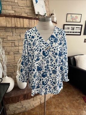 Lomon Blue Floral Top with Smocked Wrist XL NWT